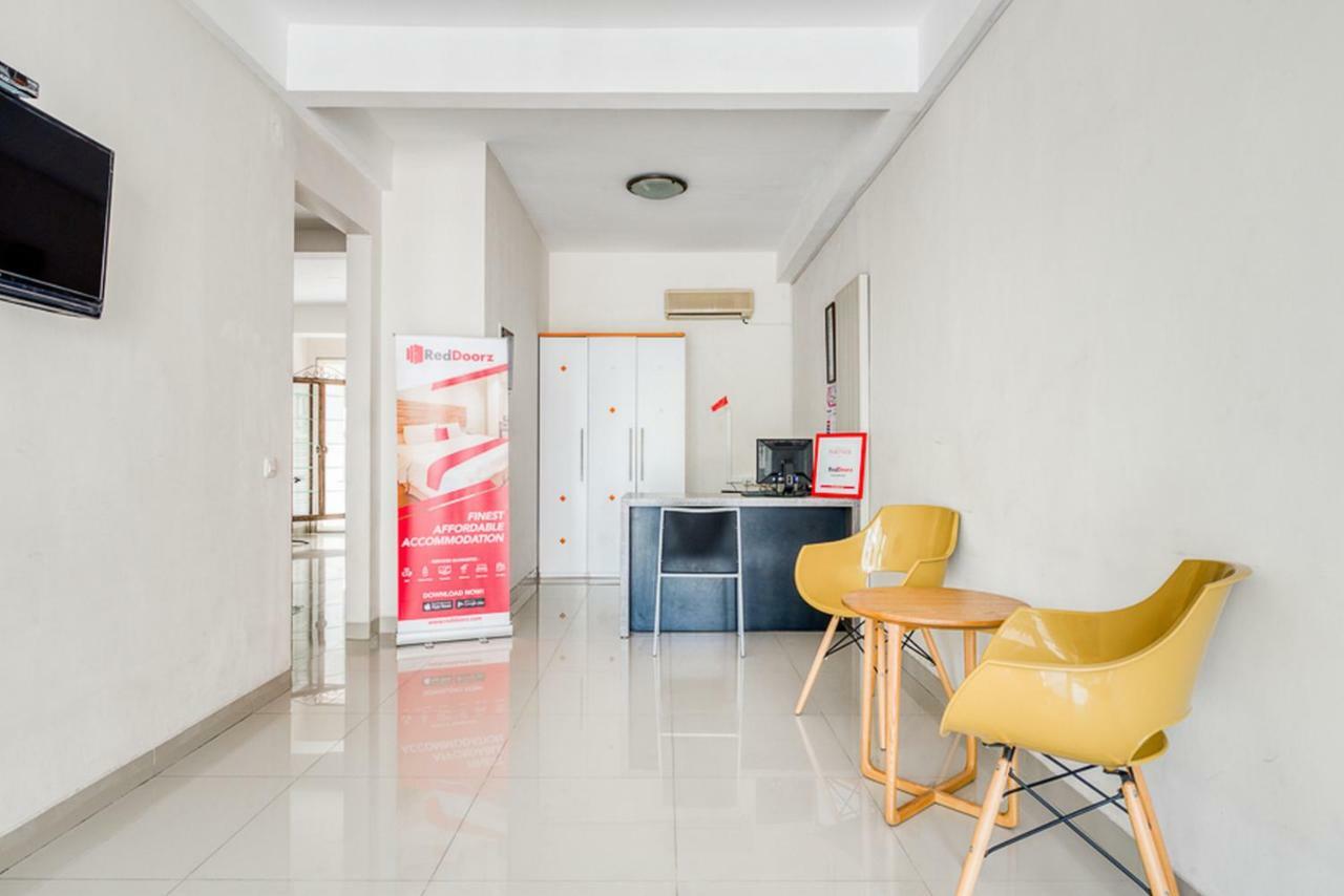 Hotel Reddoorz Near Untag Surabaja Zewnętrze zdjęcie
