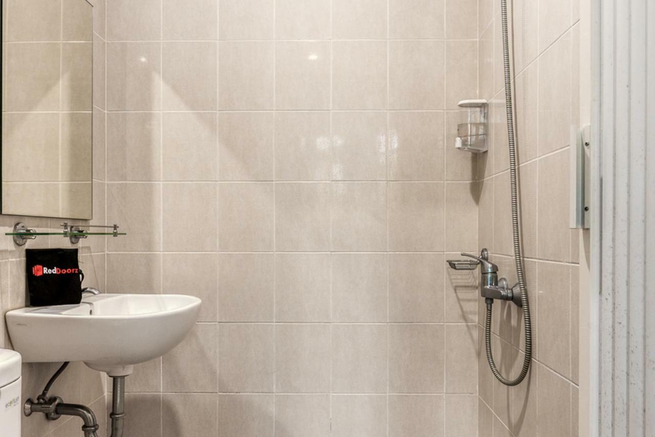 Hotel Reddoorz Near Untag Surabaja Zewnętrze zdjęcie