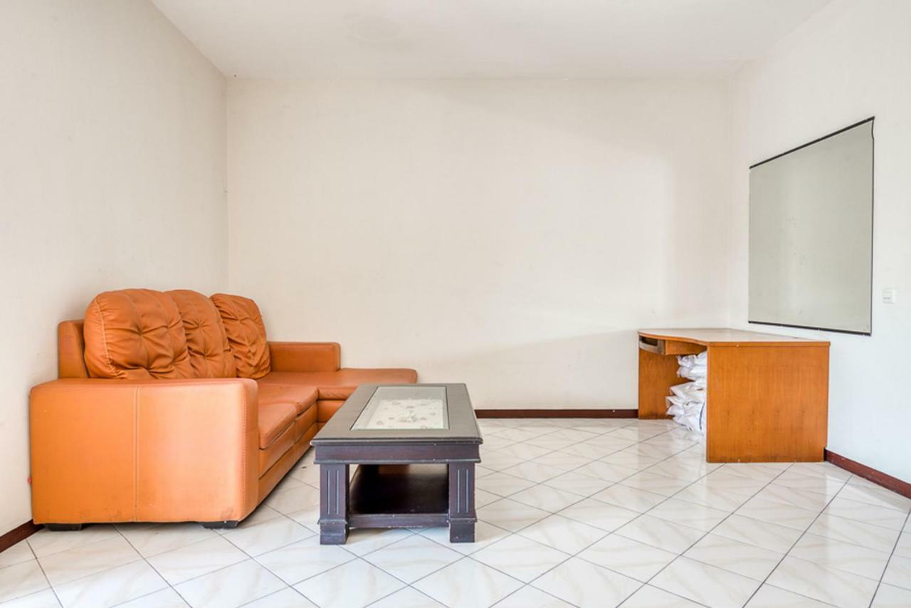 Hotel Reddoorz Near Untag Surabaja Zewnętrze zdjęcie
